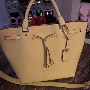 👜✨Michael Kors Yellow leather Purse✨👜
